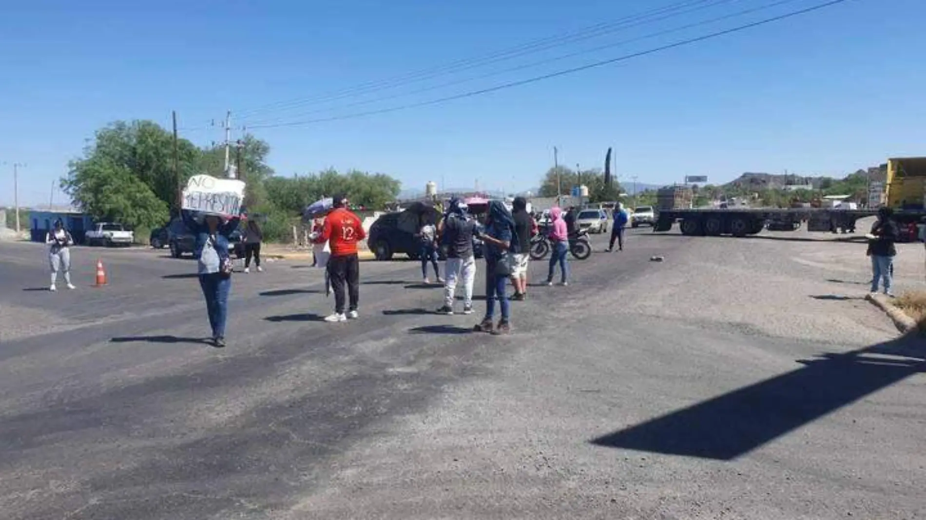 Paro de labores y protesta en Velardeña